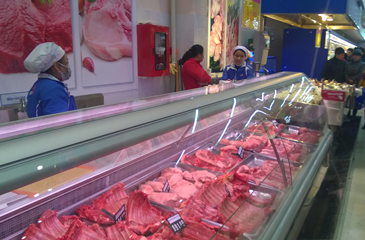 Thịt lợn vẫn là mặt hàng được nhiều người tiêu dùng lựa chọn ở các siêu thị và chợ đầu mối.