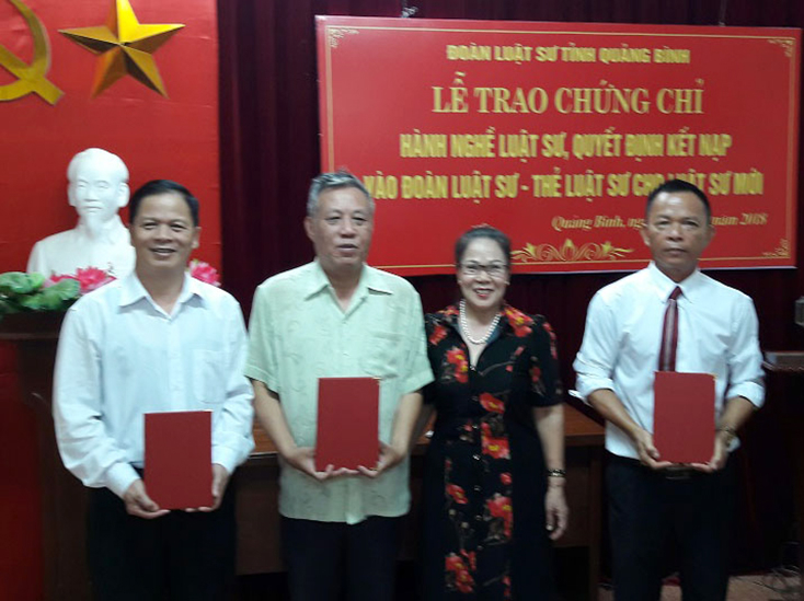 Trao chứng chỉ hành nghề luật sư tại Đoàn Luật sư Quảng Bình.
