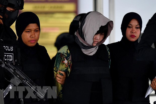 Cảnh sát áp giải Đoàn Thị Hương (giữa) tại Tòa thượng thẩm Shah Alam, ngoại ô Kuala Lumpur, Malaysia ngày 16-8-2018. (Nguồn: AFP/TTXVN)