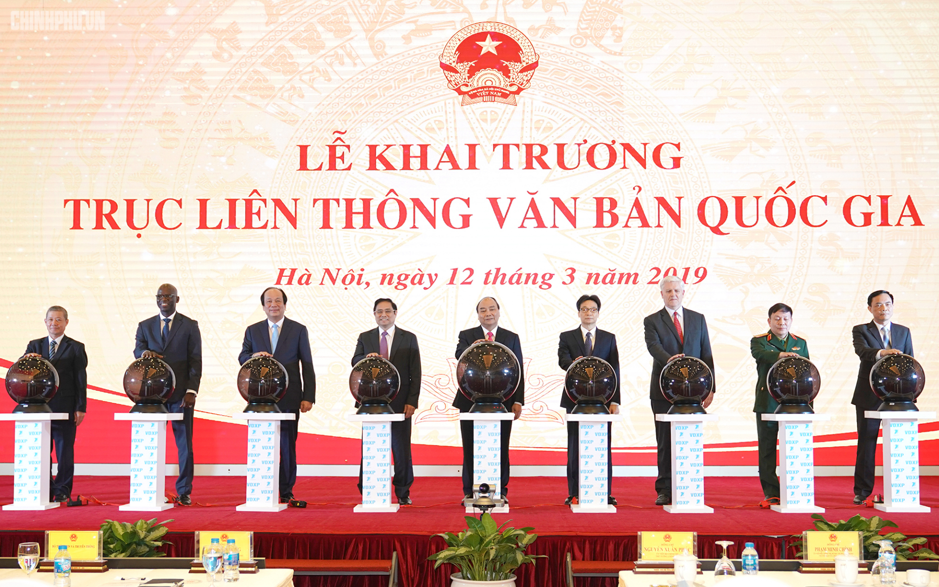 Thủ tướng Chính phủ Nguyễn Xuân Phúc cùng các vị lãnh đạo thực hiện nghi thức khai trương Trục liên thông văn bản quốc gia. (Ảnh VGP/Quang Hiếu).