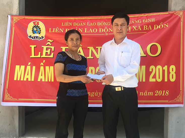 Đại diện lãnh đạo LĐLĐ TX. Ba Đồn trao tiền hỗ trợ xây dựng “Mái ấm Công đoàn” cho đoàn viên công đoàn.