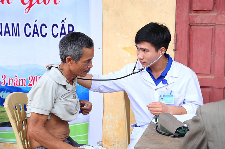 Tuổi trẻ Lệ Thủy khám, cấp thuốc miễn phí cho bà con trong Tháng Thanh niên