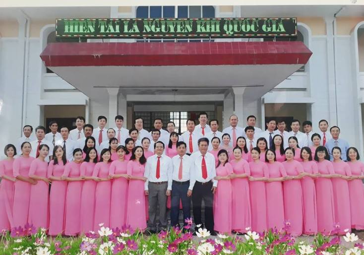 Hội đồng sư phạm Trường THPT Hoàng Hoa Thám.