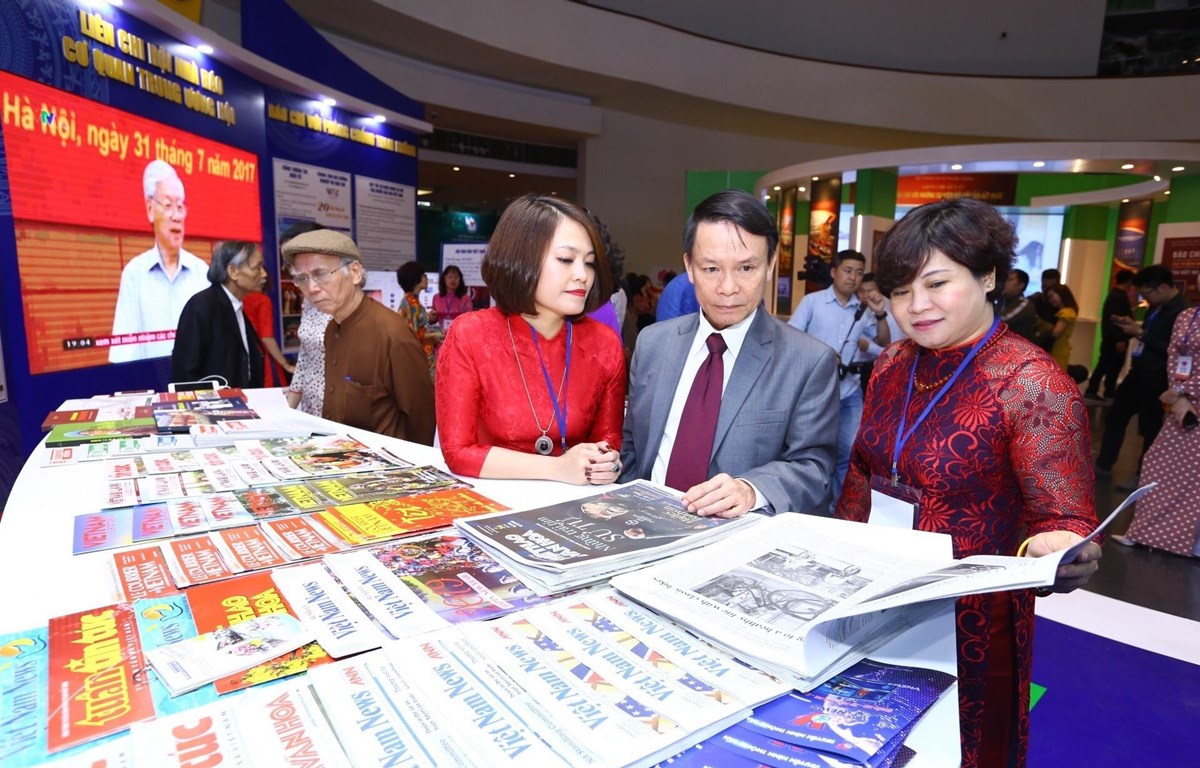 Tổng giám đốc TTXVN Nguyễn Đức Lợi xem gian trưng bày các ấn phẩm của TTXVN tại Hội báo toàn quốc 2019. (Ảnh: Minh Quyết/TTXVN)