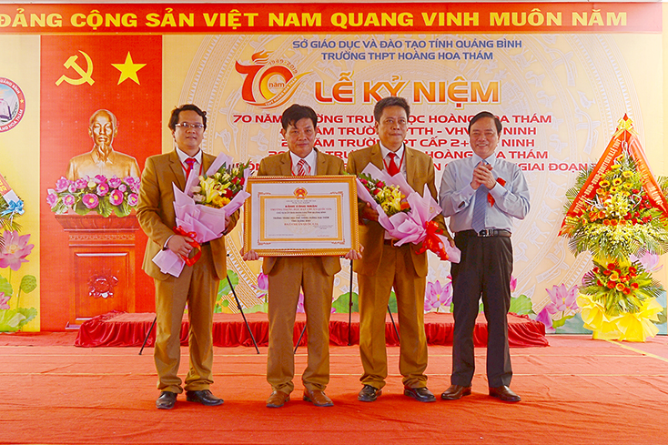 Lãnh đạo Sở Giáo dục-Đào tạo trao Bằng công nhận đạt chuẩn Quốc gia giai đoạn 3 cho trường