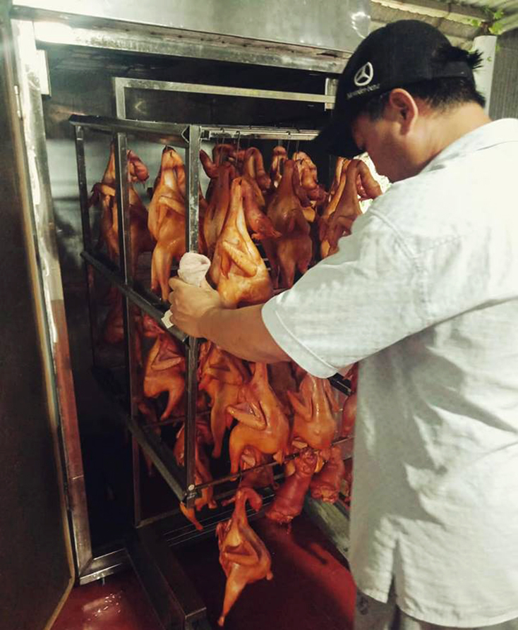 Sản phẩm gà xông khói của HTX Nam Hồng Quảng được nhiều người tiêu dùng đón nhận.