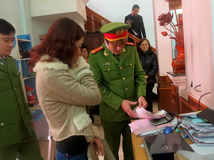 Cơ quan Cảnh sát điều tra khám xét nơi ở và nơi làm việc trong vụ “Trốn thuế” và “Mua bán trái phép hóa đơn” xảy ra tại DNTN Hiếu Trung.   