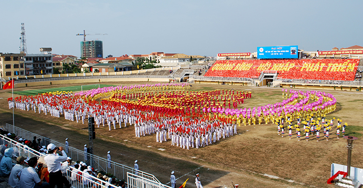 Đồng diễn nghệ thuật chào mừng 410 năm hình thành tỉnh Quảng Bình (1604-2014). Ảnh: T.H