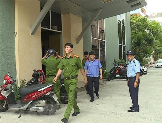 Mo rong dieu tra vu Vu nhom va dong pham: Khoi to them 5 bi can hinh anh 1Cơ quan chức năng tổ chức khám nhà ông Nguyễn Đình Thống. (Ảnh: Nguyễn Sơn/TTXVN)