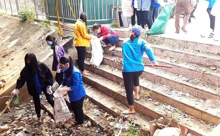 Thu gom rác thải tại cầu Nhật Lệ.