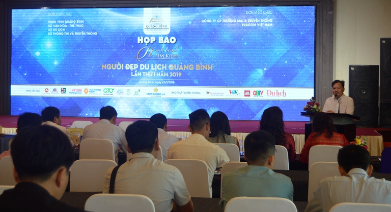 Đồng chí Phó Chủ tịch UBND tỉnh Nguyễn Tiến Hoàng phát biểu tại buổi họp báo
