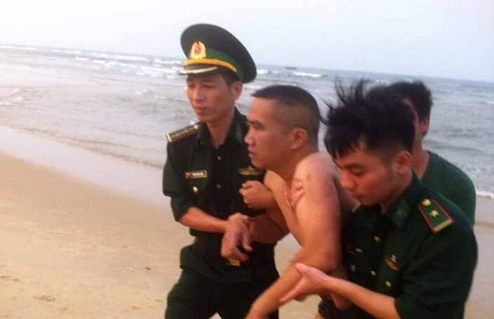 Du khách Nguyễn Hữu Toàn được cứu vào bờ an toàn. 