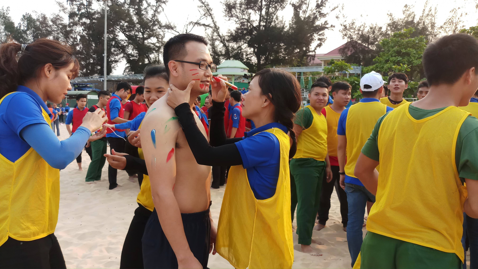 Các đoàn viên tham gia các trò chơi trên bãi biển