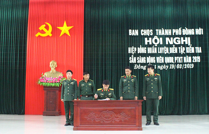 Đại diện các đơn vị nhận quân và Ban CHQS TP. Đồng Hới ký kết biên bản hiệp đồng huấn luyện quân nhân dự bị năm 2019.