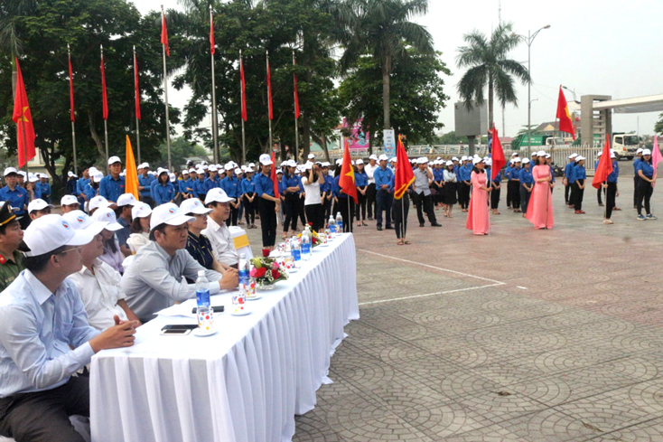Các đại biểu dự lễ mít tinh.