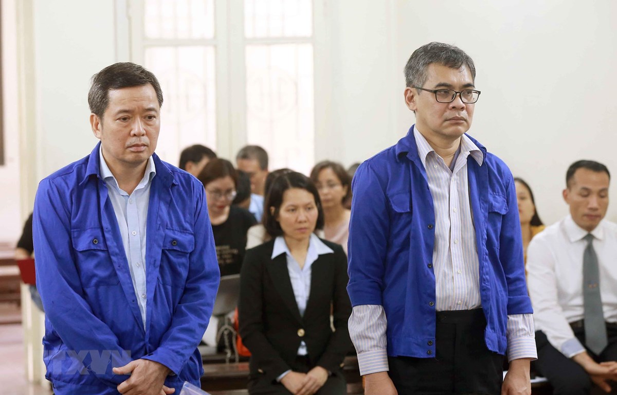 Bị cáo Võ Quang Huy (sinh năm 1961, nguyên Chánh kế toán VSP) và bị cáoTừ Thành Nghĩa (sinh năm 1962, nguyên Tổng Giám đốc VSP) . (Ảnh: Doãn Tấn/TTXVN)