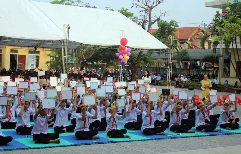 Các em học sinh thi “Rung chuông vàng”