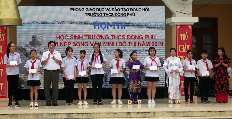 Đại diện thành phố Đồng Hới và Phòng GD-ĐT trao giải cuộc thi vẽ cho các em học sinh