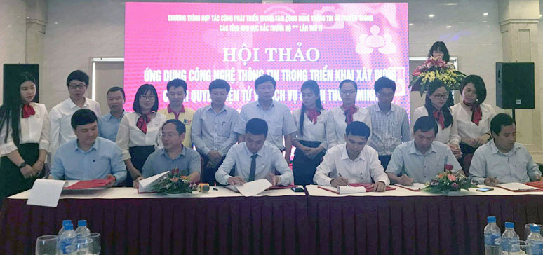 Đại diện lãnh đạo Trung tâm CNTT và Truyền thông các tỉnh khu vực Bắc Trung bộ cũng đã ký kết thỏa thuận hợp tác giữa các đơn vị