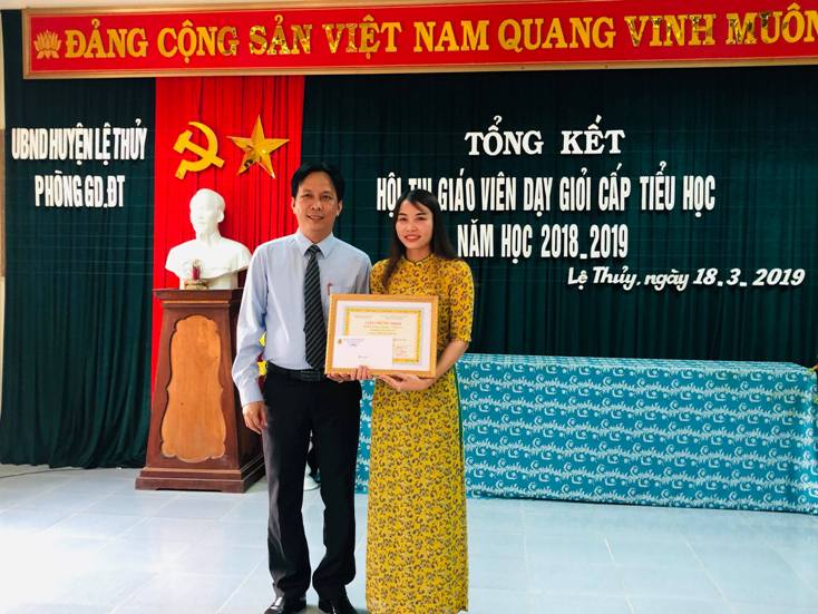 Ban tổ chức trao giải nhất cho giáo viên đạt thành tích cao tại hội thi.