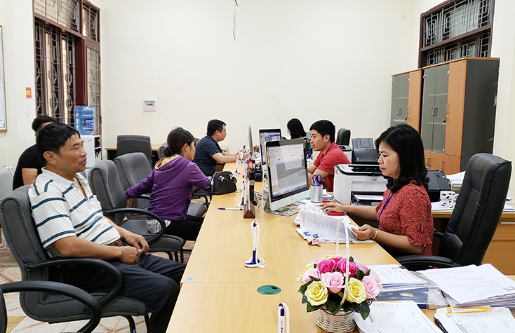 Người dân đến làm thủ tục tại bộ phận một cửa của Sở Giao thông vận tải.