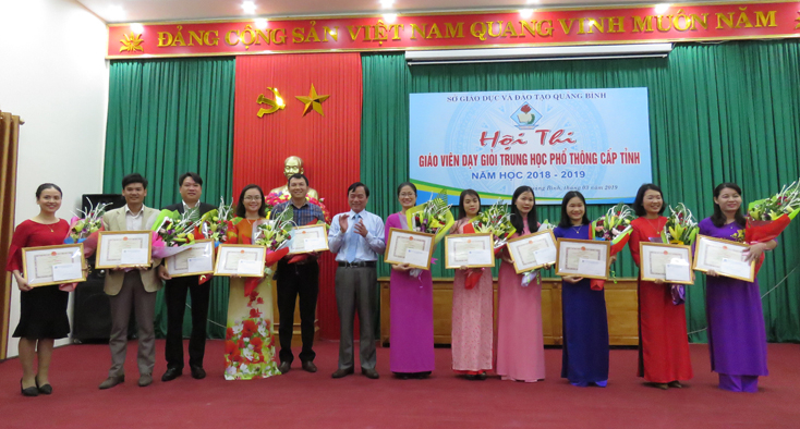 Đồng chí Đinh Quý Nhân, Tỉnh ủy viên, Giám đốc Sở Giáo dục - Đào tạo trao giấy khen và phần thưởng cho các giáo viên đạt giải nhất.