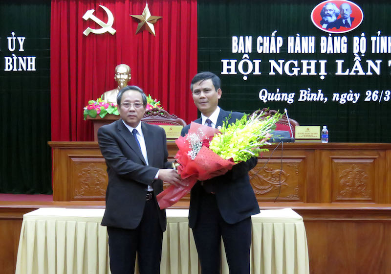 Đồng chí Bí thư Tỉnh uỷ Hoàng Đăng Quang tặng hoa chúc mừng đồng chí Trần Thắng được bầu giữ chức Phó Bí thư Tỉnh uỷ nhiệm kỳ 2015-2020