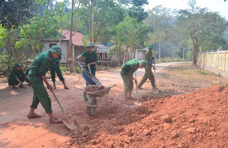Tuổi trẻ BĐBP tỉnh tham gia dọn dẹp vệ sinh môi trường tại xã Thượng Trạch (Bố Trạch).