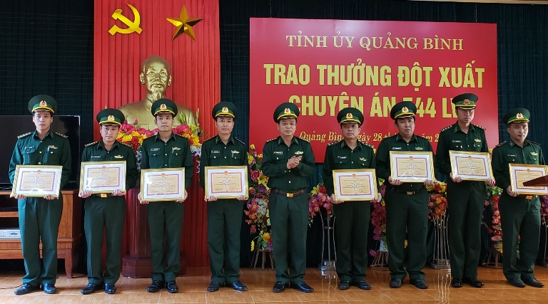  Lãnh đạo Bộ Chỉ huy BĐBP tỉnh trao khen cho các cá nhân đã có thành tích xuất sắc về công tác đấu tranh PCTP và MT trong chuyên án 544Lv.