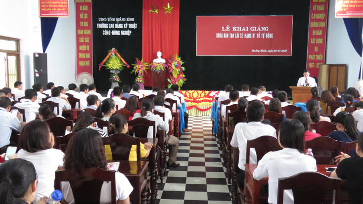 Các học viên và đại diện lãnh đạo một số đơn vị liên quan tham dự lễ khai giảng khóa đào tạo lái xe hạng B1 số tự động.