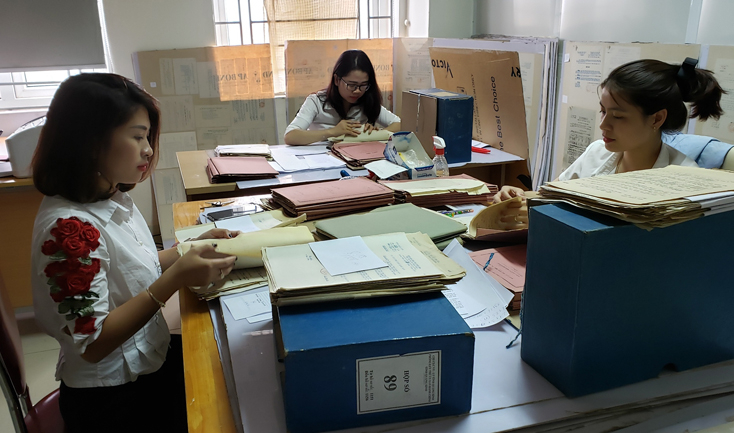 Công việc tu bổ, phục chế tài liệu đòi hỏi người làm phải thực sự tỉ mỉ, cẩn trọng và có tinh thần trách nhiệm cao.
