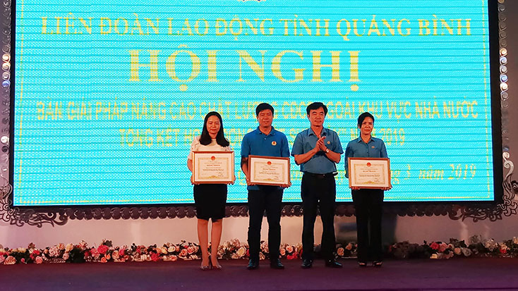 Lãnh đạo LĐLĐ tỉnh trao bằng khen của Chủ tịch UBND tỉnh cho các tập thể có nhiều thành tích trong tổ chức các hoạt động  