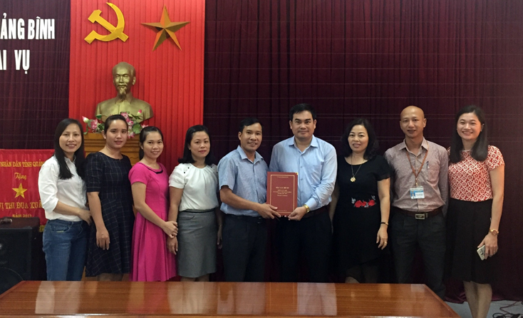 Trung tâm Lưu trữ lịch sử tỉnh bàn giao tài liệu đã chỉnh lý cho Sở Ngoại vụ.