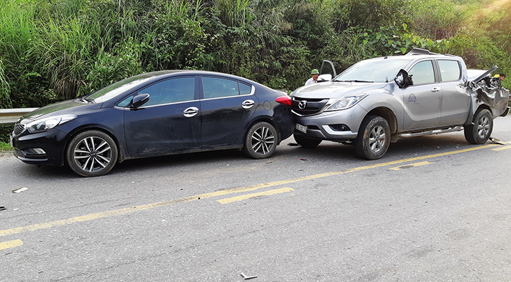 2 xe ôtô bị đâm vào nhau hư hỏng tại hiện trường.