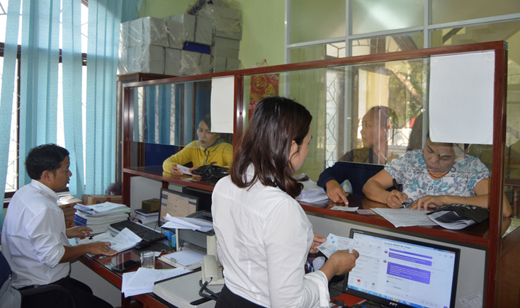 BHXH Bố Trạch đang làm thủ cấp đổi thẻ BHYT cho các đối tượng ảnh hưởng sự cố môi trường biển.