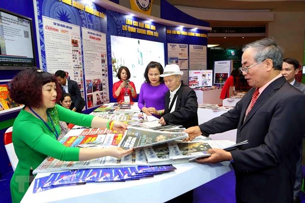 Khách tham quan gian trưng bày của TTXVN tại Hội Báo toàn quốc 2019. (Nguồn: TTXVN)