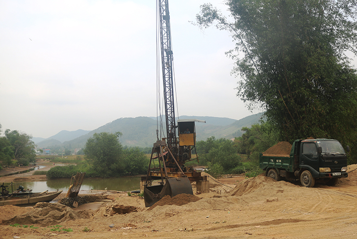 Một bãi tập kết cát trái phép ở xã Cảnh Hoá bị buộc dừng hoạt động. 