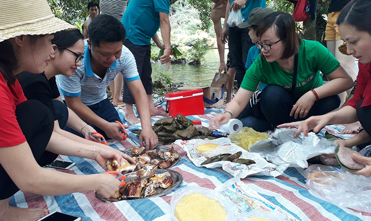 Du khách tổ chức dã ngoại bên thác Mơ.    