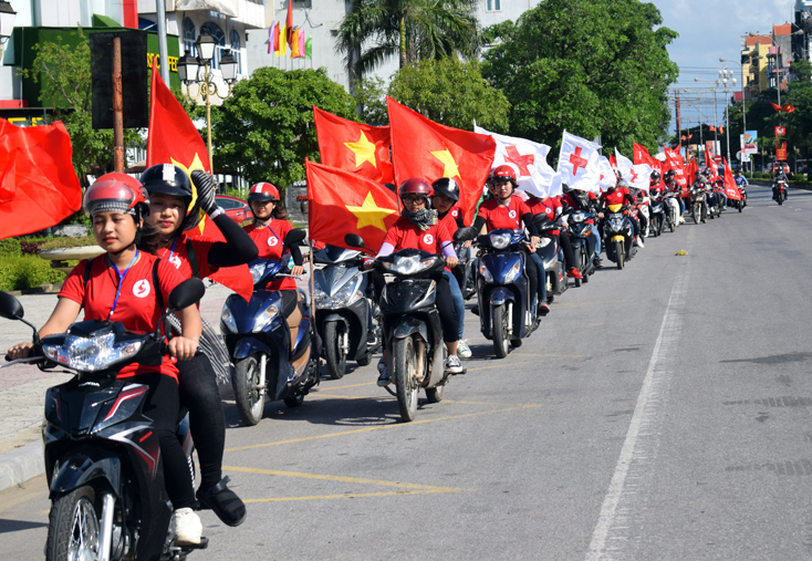 Tình nguyện viên Hội CTĐ tham gia diễu hành tuyên truyền, vận động về HMTN.