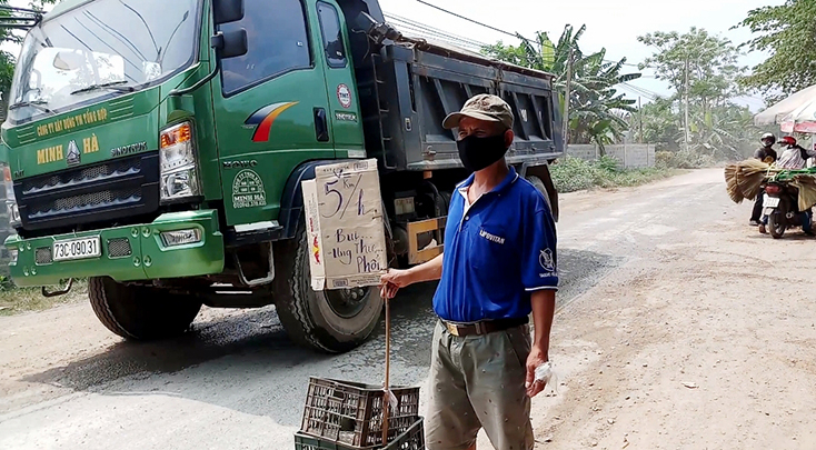  Người dân treo biển “cầu cứu” xe tải đi qua cần giảm tốc độ. 