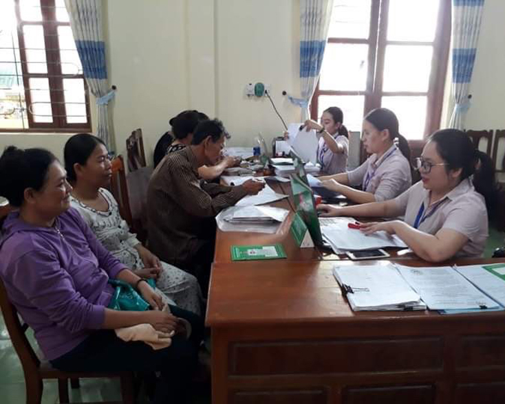 Các hộ gia đình nhận vốn vay tại Điểm giao dịch xã thông qua ủy thác các tổ chức hội, đoàn thể.