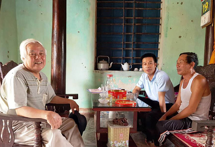 Phóng viên gặp gỡ người dân Quảng Trung để tìm hiểu về vùng đất cách mạng này.  