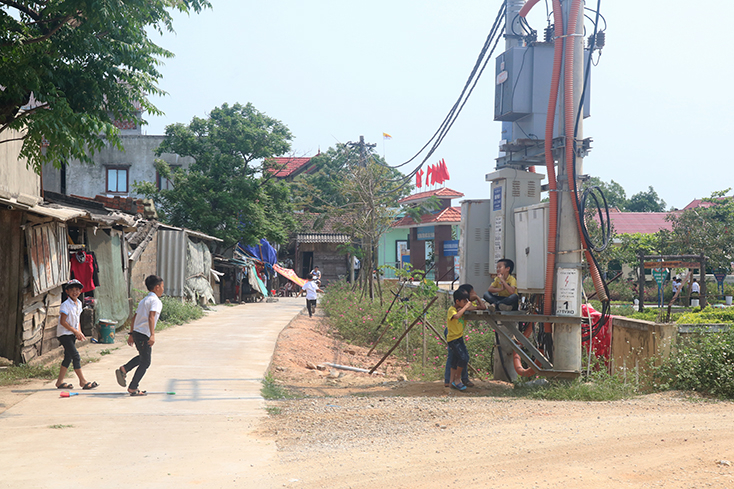 Học sinh Trường tiểu học số 2 Quảng Văn hồn nhiên trèo lên trạm biến áp đùa nghịch.