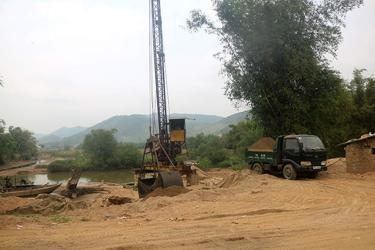 Một bãi tập kết cát, sỏi trái phép ở xã Cảnh Hoá (Quảng Trạch) vừa mới bị các lực lượng chức năng xử phạt hành chính, buộc chấm dứt hoạt động 