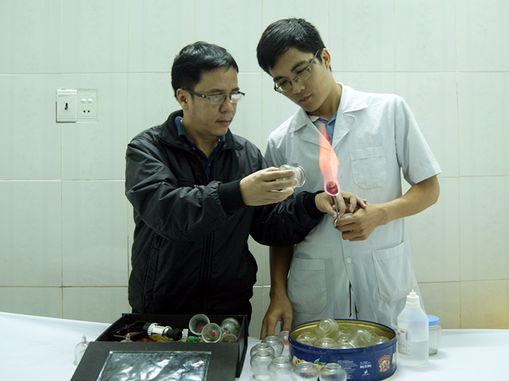 Cán bộ Hội Người mù TP. Đồng Hới hướng dẫn kỹ thuật xoa bóp, giác hơi.