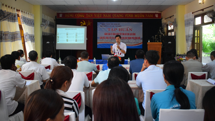 Nhân viên làm việc trực tiếp tại các bãi biển trên địa bàn TP. Đồng Hới tham gia tập huấn nâng cao kỹ năng giao tiếp, ứng xử