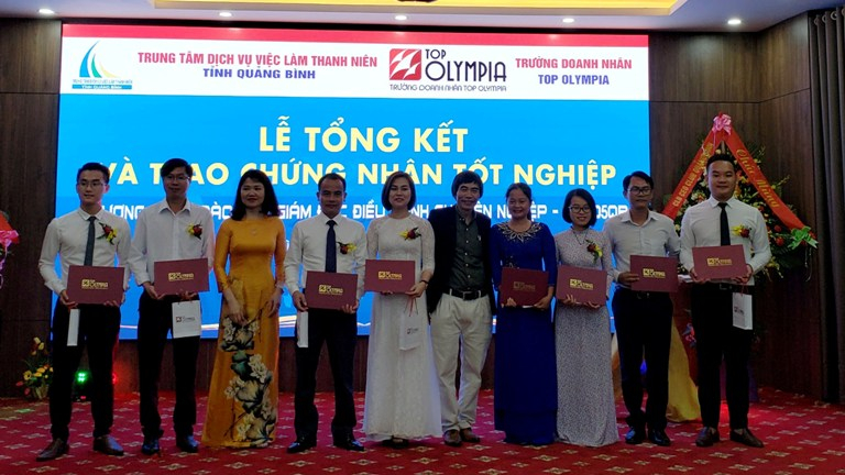 Đại diện Trường Đào tạo doanh nhân PTI và Trung tâm Dịch vụ việc làm thanh niên tỉnh trao chứng chỉ tốt nghiệp cho các học viên.