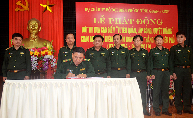 Đại diện Bộ chỉ huy BĐBP tỉnh và lãnh đạo các phòng, văn phòng, ban trực thuộc ký kết giao ước thi đua.