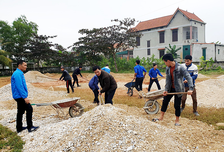Xây dựng sân bóng cho Trường TH-THCS Quảng Thủy là công trình thanh niên chung sức xây dựng nông thôn mới của Thị đoàn Ba Đồn.