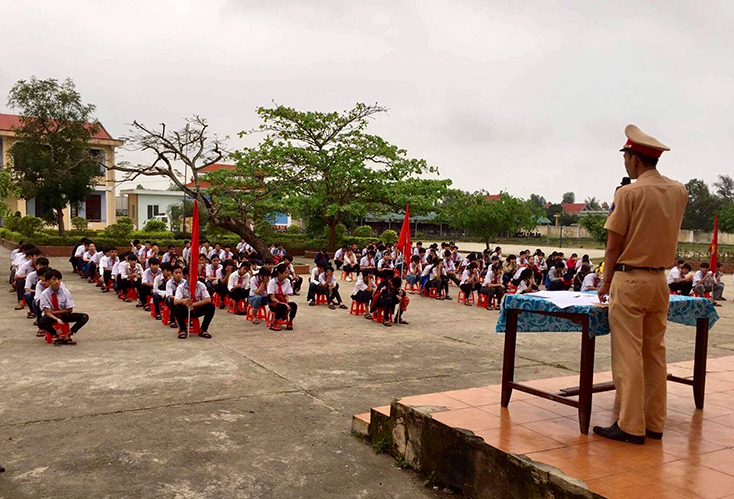 Tuyên truyền phổ biến giáo dục pháp luật về trật tự ATGT tại Trường THCS xã Quảng Hưng.